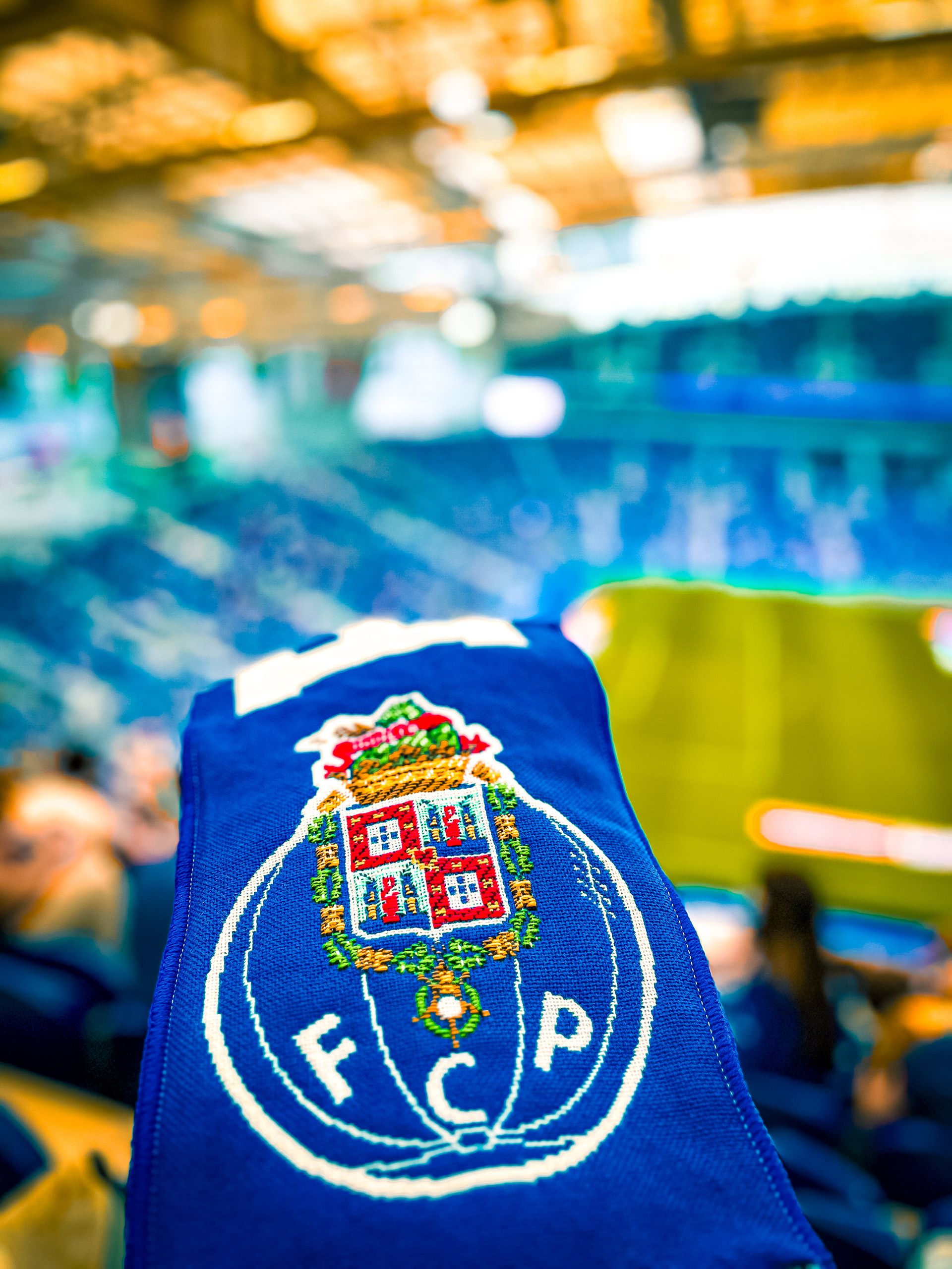 Vivid FC Porto scarf held in Estádio do Dragão with stadium background.